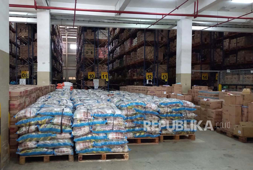 Kelangkaan beras premium di sejumlah ritel di Kota Bandung masih terjadi. Tidak hanya itu, beras program stabilisasi pasokan dan harga pangan (SPHP) Bulog pun terpantau tidak ada dan hanya ada di beberapa ritel. 