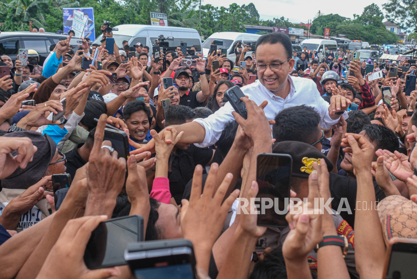 Calon presiden nomor urut 1 Anies Baswedan menyalami sejumlah buruh di Kendari, Sulawesi Tenggara, Selasa (9/1/2024). Dalam pertemuan tersebut Anies Baswedan menyatakan akan menyejahterakan buruh jika terpilih menjadi presiden. 