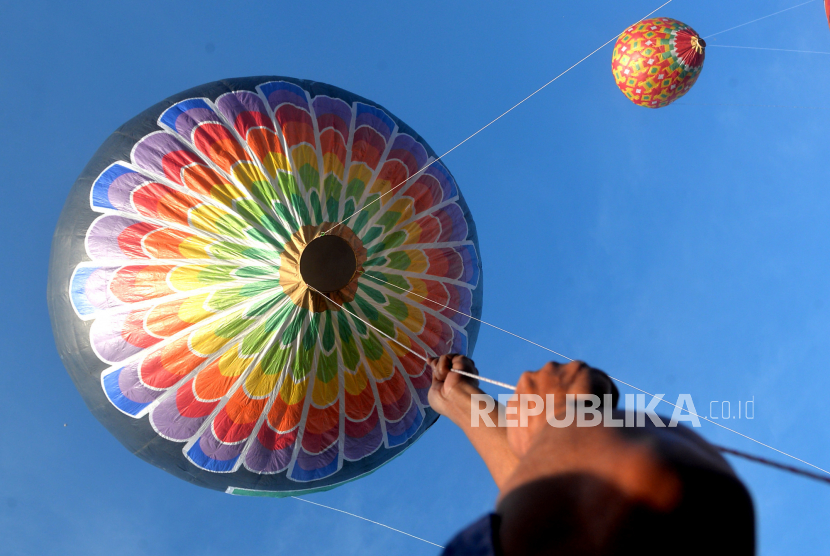 Peserta melepas perlahan balon udara saat Festival Balon Udara Wonosobo 2022 di GOR Ronggolawe, Kembaran, Wonosobo, Jawa Tengah, Kamis (5/5/2022). 