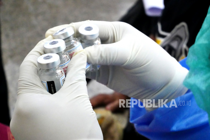 Ampul vaksin Moderna yang digunakan untuk vaksinasi massal Covid-19 dosis tiga di Graha Wana Bhakti Yasa, Yogyakarta, Selasa (30/11). Indonesia kembali menerima dukungan vaksin dari pemerintah Amerika Serikat yang tiba Selasa (7/12). 