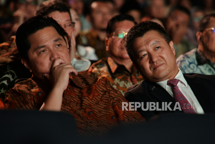 Menteri BUMN Erick Thohir (kiri) bersama Duta Besar Republik Rakyat Tiongkok untuk Indonesia Lu Kang (kanan) menyaksikan gelaran Festival Hijriah di Gedung Graha Bhakti Budaya, Jakarta, Rabu (19/7/2023). Republika bersama Kamar Dagang dan Industri (KADIN) Indonesia Komite Tiongkok menggelar Festival Hijriah dalam rangka menyambut 1 Muharram 1445 H. Kegiatan akan digelar di sembilan kota hingga 10 Agustus mendatang dengan menampilkan beragam kegiatan seperti tausiyah dan pementasan seni budaya Xinjiang dari komunitas lokal. 