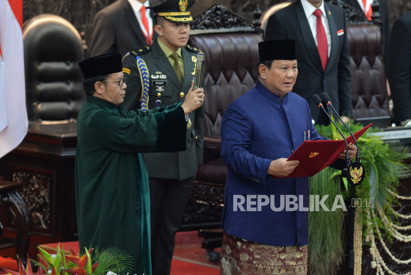 Presiden terpilih Prabowo Subianto mengucapkan sumpah/janji dalam sidang paripurna MPR dengan agenda pelantikan Presiden dan Wakil Presiden periode 2024-2029 di Gedung Nusantara, Kompleks Parlemen, Senayan, Jakarta, Ahad (20/10/2024). Prabowo Subianto dan Gibran Rakabuming Raka resmi menjabat sebagai presiden dan wakil presiden periode 2024-2029 menggantikan presiden dan wakil presiden periode 2019-2024 Joko Widodo dan Maruf Amin.