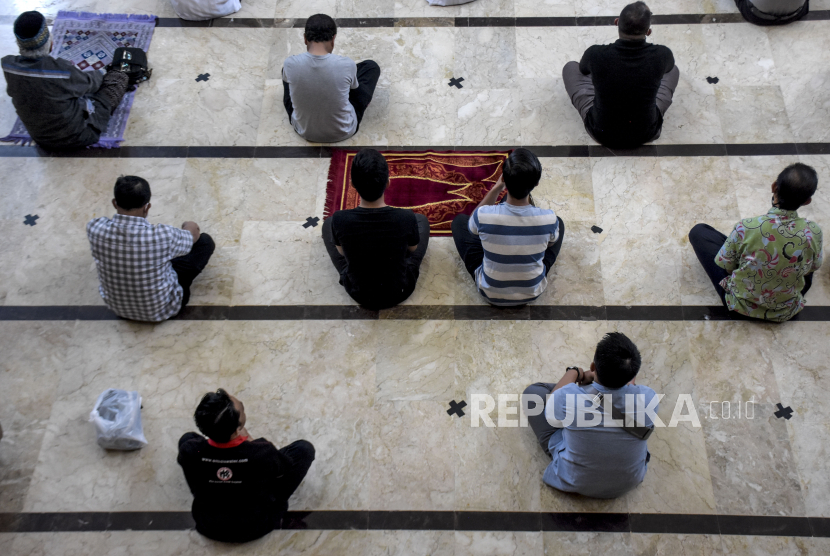Jamaah mendengarkan khutbah saat ibadah Sholat Jumat di Masjid Raya Bandung, Jalan Dalem Kaum, Kota Bandung, Jumat (11/3/2022). Imam Menghadap Makmum Setelah Shalat