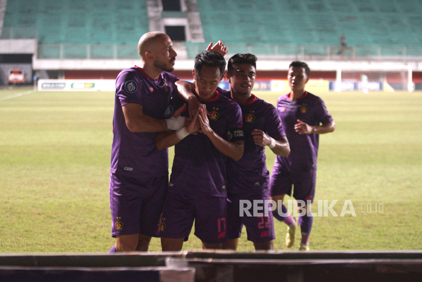 Pemain tim kesebelasan Persik Kediri Antoni (kedua kiri) melakukan selebrasi seusai berhasil menjebol gawang tim PS. Barito Putera saat Laga Liga 1 di Stadion Maguwoharjo, Sleman, D.I Yogyakarta, Rabu (8/12/2021). 