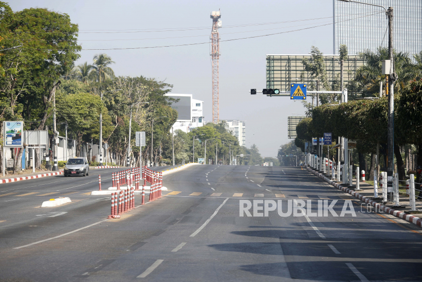 Mobil melewati jalan kosong di Yangon, Myanmar, 01 Februari 2022. Pemimpin militer Myanmar pada Rabu (17/8/2022) mengecam ASEAN karena mengecualikan para jenderalnya dari pertemuan regional.