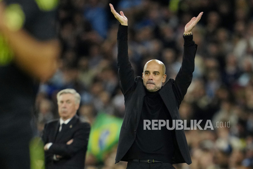  Pelatih kepala Manchester City Pep Guardiola bertepuk tangan saat pertandingan sepak bola leg kedua semifinal Liga Champions antara Manchester City dan Real Madrid di stadion Etihad di Manchester, Inggris, Kamis (18/5/2023) dini hari WIB.