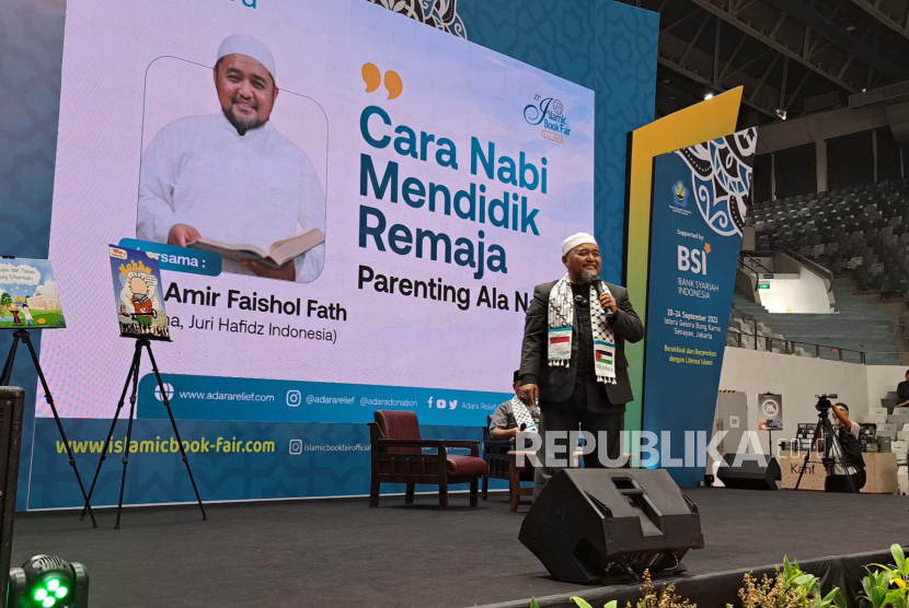 Ustaz Dr. Amir Faishol Fath dalam acara talkshow keluarga Barakah Parenthood in Digital Era, Islamic Book Fair 2023, di Jakarta, Ahad (24/9/2023).