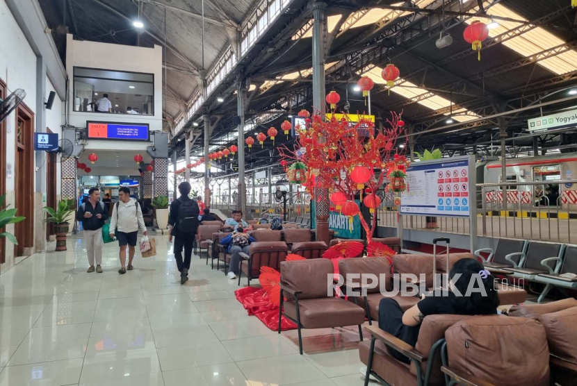 Stasiun Yogyakarta yang didekor dengan tema Imlek menyambut libur Imlek 2024. 