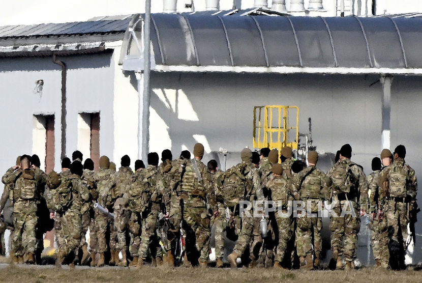  Pasukan Angkatan Darat AS dari Divisi Lintas Udara ke-82 sesaat setelah tiba di bandara Rzeszow-Jasionka di tenggara Polandia, pada Selasa, 15 Februari 2022. Pasukan AS tambahan tiba di Polandia setelah Presiden Joe Biden memerintahkan pengerahan 1.700 dan kemudian 3.000 lainnya tentara di sini di tengah kekhawatiran invasi Rusia ke Ukraina. Sekitar 4.000 tentara AS telah ditempatkan di Polandia sejak 2017.