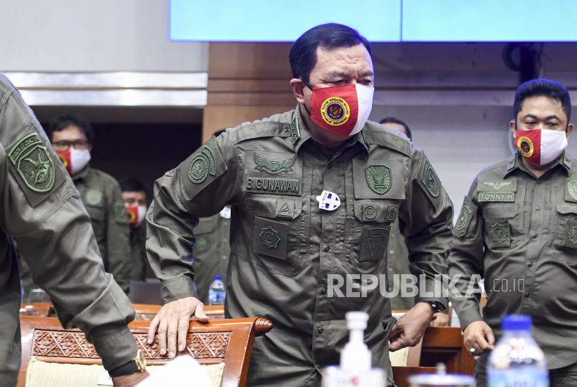 Kepala Badan Intelijen Negara (BIN) Jenderal Polisi (Purn) Budi Gunawan mengikuti rapat kerja dengan Komisi I DPR di Kompleks Parlemen, Senayan, Jakarta, Senin (8/2). 