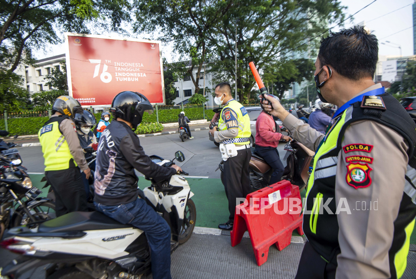 Sejumlah anggota Polisi menghalau pengendara sepeda motor saat berlangsungnya Pemberlakuan Pembatasan Kegiatan Masyarakat (PPKM) Darurat di kawasan Bundaran Senayan, Jakarta, Sabtu (3/7/2021). epala Bidang Pengawasan Ketenagakerjaan Dinas Tenaga Kerja dan Transmigrasi (Disnakertrans) DKI Jakarta, Khadik Triyanto mengatakan, situs JakEvo untuk membuat Surat Tanda Registrasi Pekerja (STRP) bagi pekerja sektor esensial yang hendak keluar masuk Ibu Kota sulit diakses. Dia menyebut, saat ini pihaknya mengganti STRP tersebut dengan menggunakan surat keterangan.