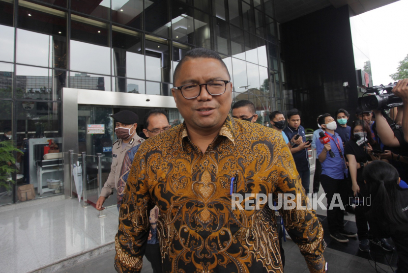 Anggota Bawaslu Fritz Edward Siregar (tengah) menjawab pertanyaan wartawan seusai menggelar pertemuan di Gedung KPK, Jakarta, Kamis (16/7/2020).   Fritz Edward Siregar mendatangii KPK untuk berdiskusi dan konsultasi tentang Pilkada 2020 terkait  daerah yang berpotensi tinggi kerawanan politik uang dan masuk dalam indeks kerawanan Pilkada 2020 . 