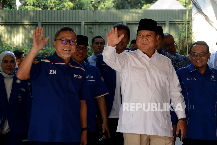 Ketua Umum Partai Gerindra Prabowo Subianto bersama Ketua Umum Partai Amanat Nasional (PAN) Zulkifli Hasan menyapa wartawan sebelum melakukan pertemuan di Kertanegara, Jakarta, Sabtu (8/4/2023). Pertemuan tersebut selain sebagai ajang silaturahmi juga untuk membahas rencana pembentukan koalisi besar
