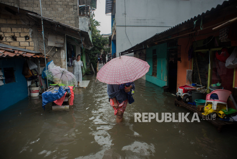 Warga beraktivitas di permukiman yang terendam banjir di Jalan Kemang Utara 9 Rt 03 Rw 04, Kelurahan Bangka, Kecamatan Mampang, Jakarta Selatan, akibat meluapnya aliran Sungai Mampang.