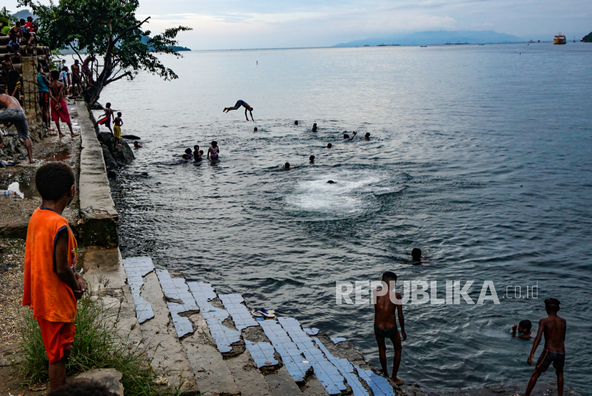 Suasana pantai Dok II Jayapura, Provinsi Papua, Ahad (28/2/2021). Pantai Dok II Jayapura menjadi tempat  rekreasi gratis bagi anak-anak di seputar pusat Kota Jayapura untuk berenang. 