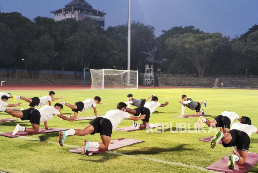 Pesepak bola Timnas U-23 mengikuti sesi latihan perdana di Stadion Sriwedari, Solo, Jawa Tengah, Senin (4/9/2023). Latihan tersebut sebagai persiapan kualifikasi Piala Asia U-23 dimana Timnas Indonesia berada di grup K bersama Chinese Taipei dan Turkmenistan yang akan berlangsung di Stadion Manahan pada 6-12 September 2023. 
