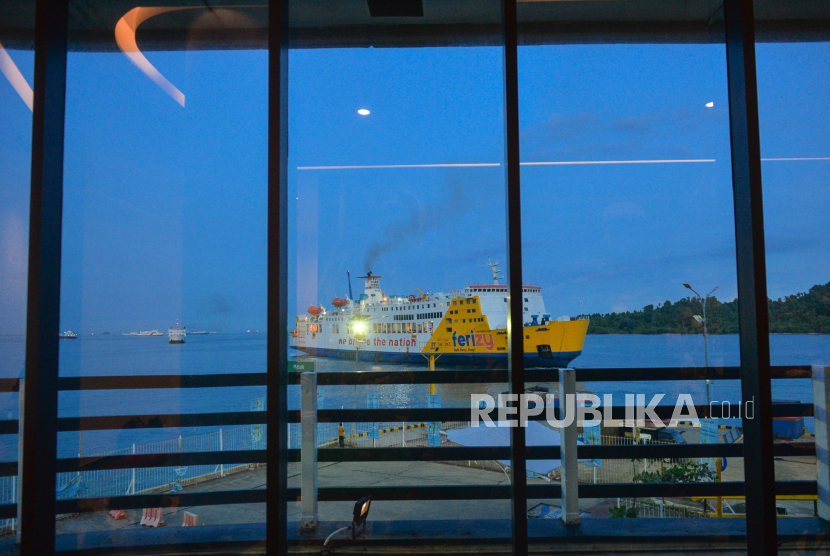 Kapal ferry bersiap berlayar menuju Pelabuhan Bakauheni dari Pelabuhan Eksekutif Merak, Cilegon, Banten, Selasa (18/4/2023). 
