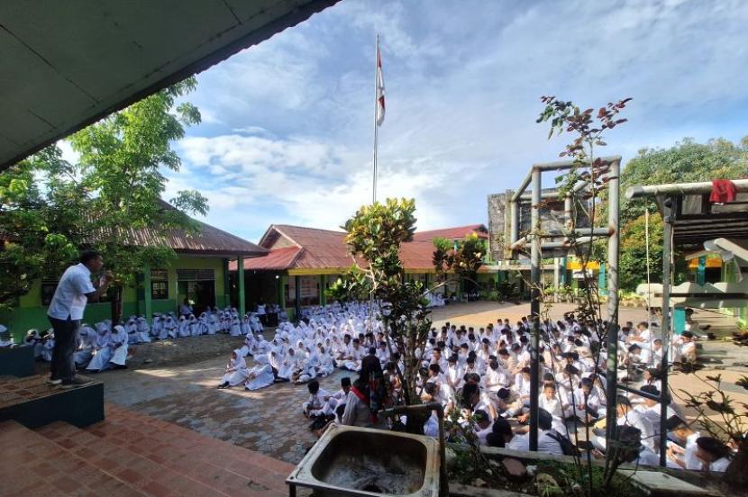 Densus 88 Polri edukasi pelajar di Ambon tentang bahaya radikalisme.