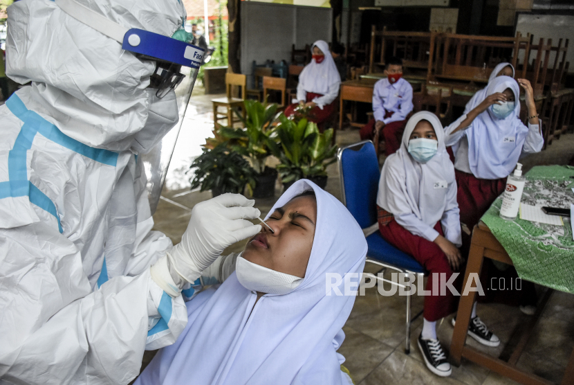 Petugas kesehatan melakukan tes usap antigen ke pelajar di SDN 015 Kresna, Cicendo, Kota Bandung.