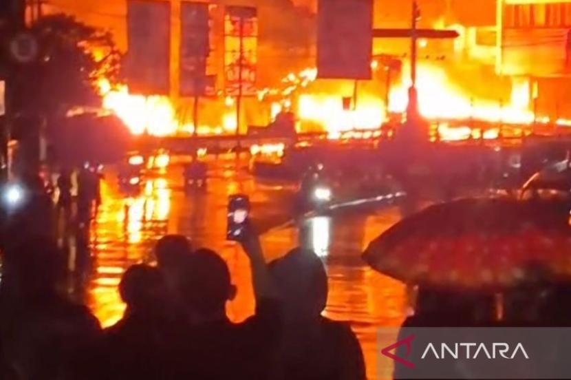 Polres Cianjur catat kebakaran berasal dari truk tangki BBM.