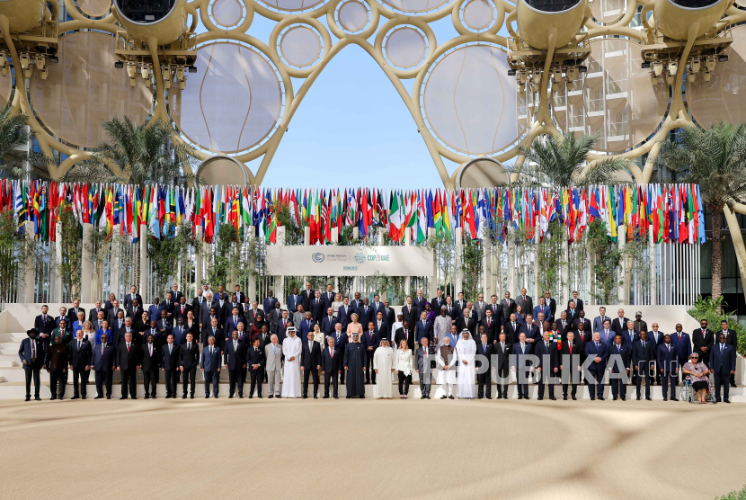 Para pemimpin dunia berfoto saat UN Climate Change Conference COP28, pada 1 Desember 2023.