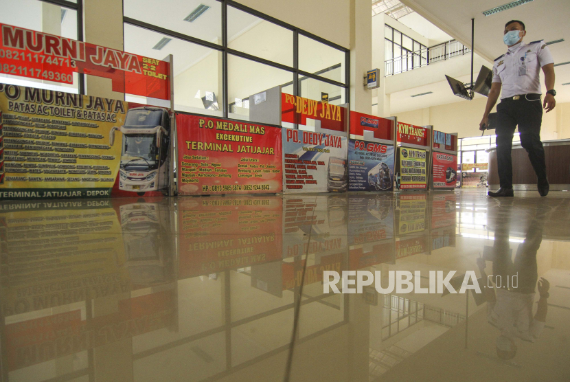 [Ilustrasi Terminal Jatijajar, Depok, Jawa Barat] Pemerintah perlu menerbitkan Peraturan Presiden (Perpres) larangan mudik Lebaran 2021 M/Idul Fitri 1442 H.