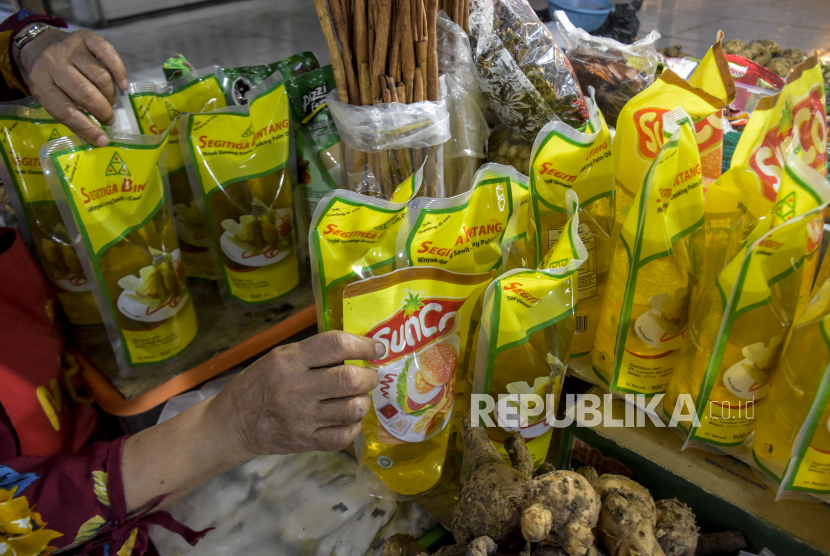Pedagang menata minyak goreng kemasan yang dijual di kiosnya di Pasar Kosambi, Kota Bandung, Senin (24/1/2022). Berdasarkan keterangan para pedagang, harga minyak goreng kemasan dan curah yang dijual di pasar tersebut masih tinggi. Harga minyak goreng kemasan dijual dengan harga Rp18 ribu hingga Rp22 ribu per liter dan harga minyak goreng curah dijual dengan harga Rp19 ribu hingga Rp20 ribu per liter. Foto: Republika/Abdan Syakura