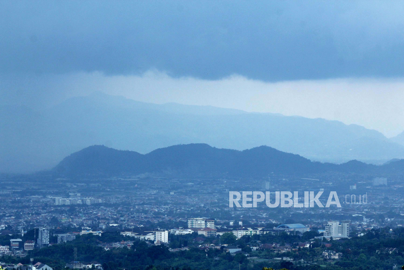 Mendung menggelayut di atas Bandung Raya. Masih tingginya intensitas hujan berpotensi menyebabkan banjir dan longsor, masyarakat pun diimbau tetap waspada. Ilustrasi