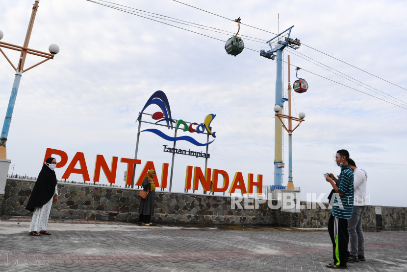 Pengunjung berada di kawasan wisata Ancol, Jakarta (ilustrasi). PT Pembangunan Jaya Ancol Tbk (Ancol) berencana untuk melakukan aksi korporasi mencari pendanaan melalui pasar modal.