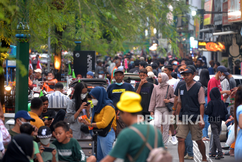 Wisatawan memadati kawasan wisata Malioboro saat libur Natal di Yogyakarta, Ahad (26/12/2022). Satgas Covid-19 DIY tetap memantau mobilitas masyarakat meski PPKM telah dicabut.