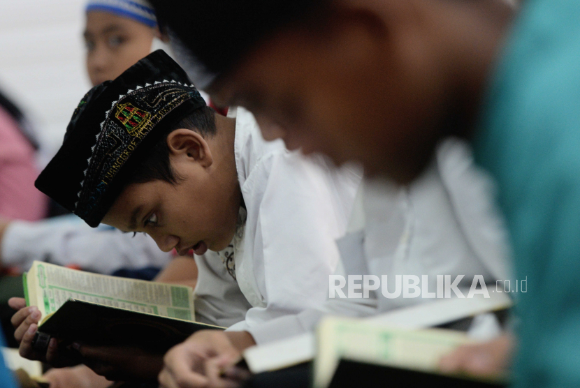  Doa Ingin Mendapat Keturunan yang Shaleh. Foto:  Anak-anak membaca Al Quran saat mengikuti Pesantren Kilat Ramadan di Masjid Agung Sunda Kelapa, Jakarta, Selasa (28/3/2023). Pesantren kilat itu diikuti oleh 180 anak-anak yang mayoritas merupakan yatim dan dhuafa di sekitar Masjid Agung Sunda Kelapa. Kegiatan yang berlangsung hingga 8 April 2023 itu meliputi tadarus Al Quran, fikih pengenalan tata cara wudhu dan shalat, untuk memperdalam dasar ilmu agama Islam selama bulan suci Ramadan.