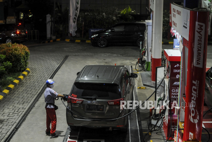 Petugas mengisi bensin Pertamax untuk pengendara mobil di Jakarta, Kamis (31/3/2022). Pelaku industri otomotif menyarankan masyarakat menggunakan BBM berkualitas tinggi atau RON 92, seperti Pertamax series.
