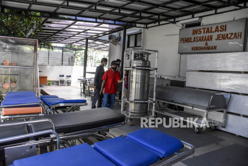 Petugas membawa tabung oksigen cair untuk diisi ulang di Rumah Sakit Umum Daerah (RSUD) Kota Bandung, Jalan Rumah Sakit, Kota Bandung, Selasa (27/7). 