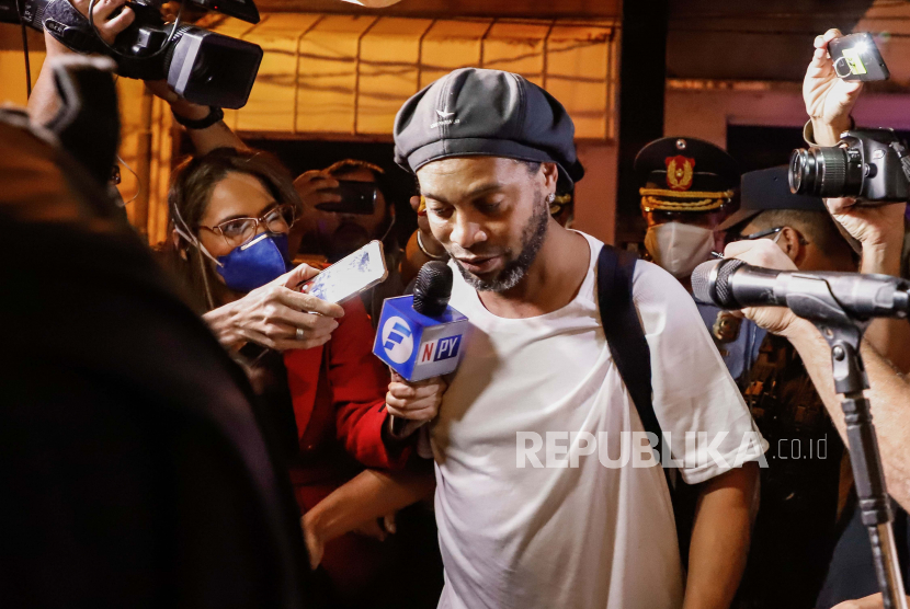Mantan pemain sepak bola Brasil Ronaldinho Gaucho tiba di Hotel Palmaroga di Asuncion, Paraguay, Selasa (7/4). Ronaldinho dan saudaranya memasuki hotel sebagai tahanan rumah dalam kasus pemalsuan paspor.