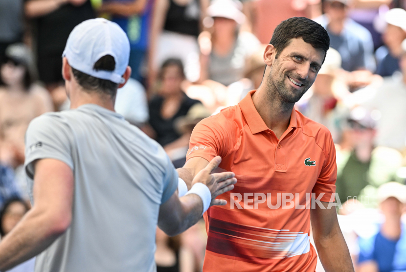  Novak Djokovic dari Serbia (kanan) bereaksi dengan Vasek Pospisil dari Kanada setelah memenangkan satu poin dalam pertandingan ganda babak pertama mereka selama Turnamen Tenis Internasional Adelaide 2023 di Pusat Tenis Memorial Drive di Adelaide, Australia, 02 Januari 2023.