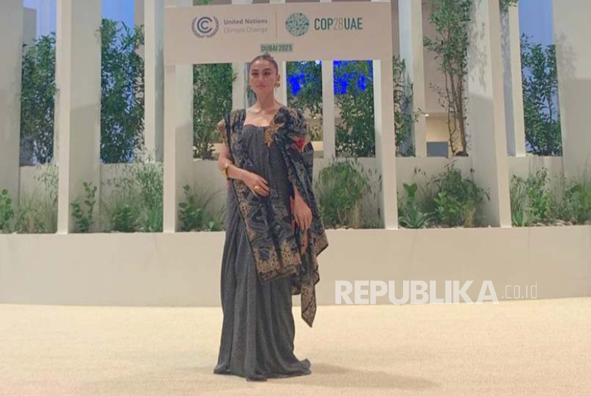 Agnez Mo kenakan batik karya Era Soekamto di salah satu rangkaian acara Konferensi Iklim Tahunan PBB atau COP 28 di Dubai. 