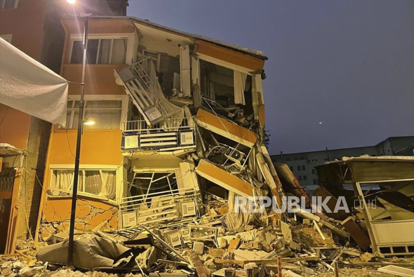 Salah satu bangunan yang roboh akibat diguncang gempa di Pazarcik, Turki, Senin (6/2/2023). Gempa besar berkekuatan 7,8 mengguncang tenggara Turki Senin (6/2/2023) pagi WIB. Kerusakan akibat gempa dilaporkan terjadi di beberapa Provinsi Turki, dan tim penyelamat diterjunkan untuk menolong korban gempa.