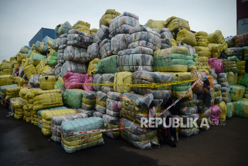 Bea Cukai bekerja sama dengan Bareskrim Polri menyita 7.363 bal pakaian bekas (balepress) impor senilai lebih dari Rp 80 miliar di wilayah Jabodetabek. 