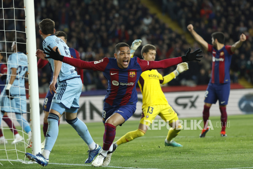 Vitor Roque dari Barcelona melakukan selebrasi setelah mencetak gol ke gawang Osasuna dalam pertandingan sepak bola La Liga Spanyol antara Barcelona dan Osasuna di stadion Olimpic Lluis Companys di Barcelona, Spanyol, Kamis (1/2/2024) dini hari WIB.