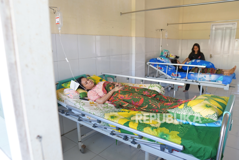 Petugas Kelompok Penyelenggara Pemungutan Suara (KPPS) menjalani perawatan di ruang rawat inap Puskesmas.