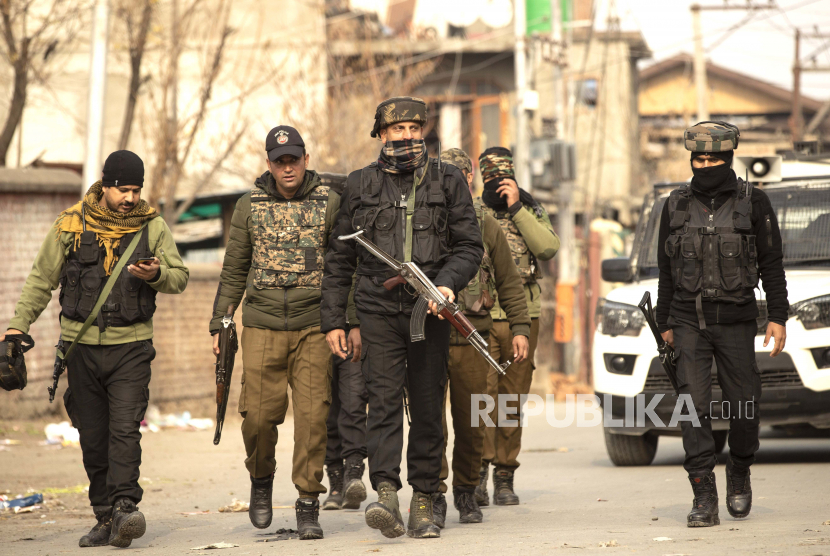 Petugas polisi India tiba di dekat lokasi serangan militan di Srinagar, Kashmir, India