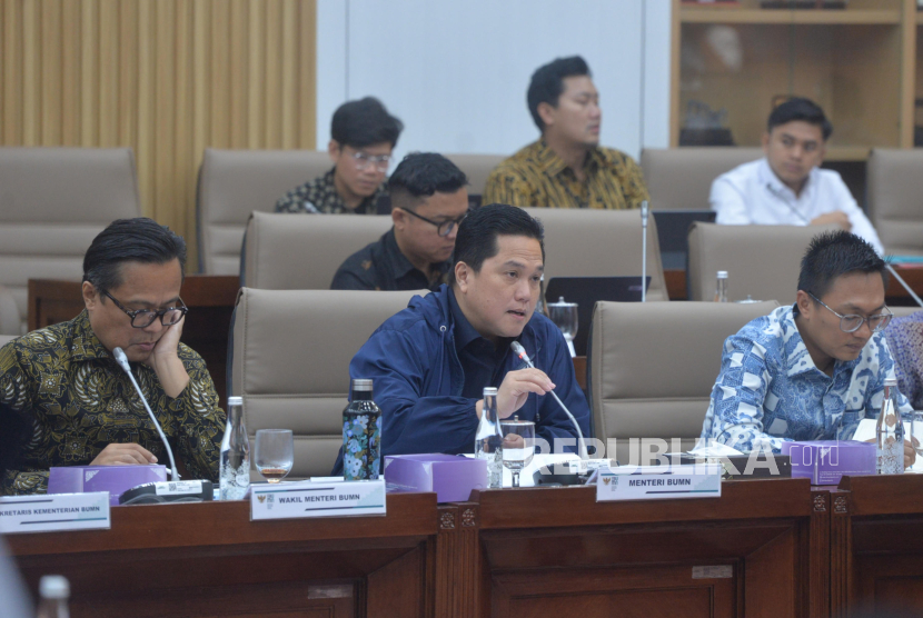 Menteri BUMN Erick Thohir (tengah) menyampaikan paparan saat rapat kerja dengan Komisi VI DPR di Kompleks Parlemen, Senayan, Jakarta, Senin (4/11/2024). Rapat tersebut membahas antara lain yaitu perkenalan mitra kerja Komisi VI DPR, Penjelasan mitra kerja terhadap program kerja dan Aaggaran kementerian/lembaga tahun anggaran 2025 serta target penyelesaian roadmap kementerian/lembaga.