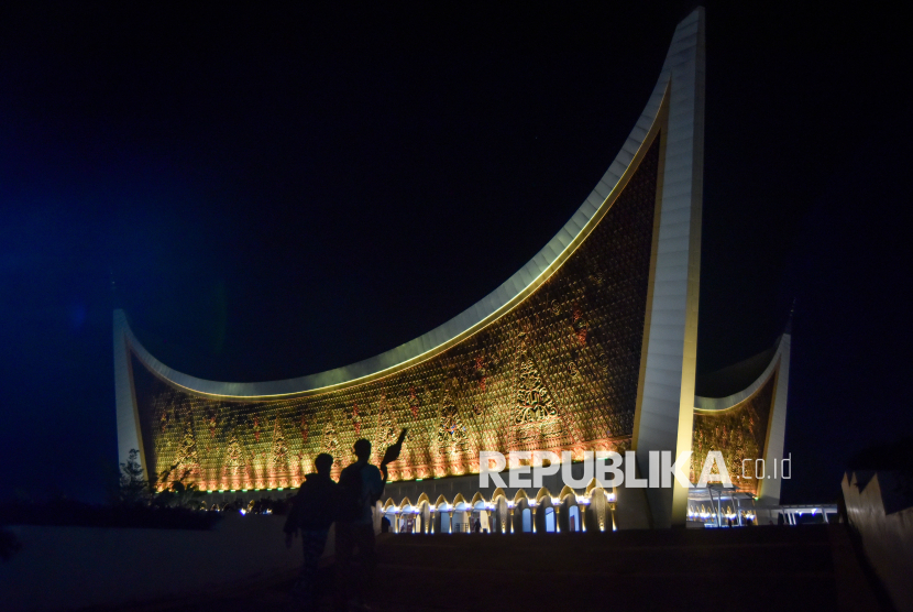 Umat Islam berjalan untuk melaksanakan Shalat Tarawih perdana di Masjid Raya Syekh Ahmad Khatib Al Minangkabawi Sumatera Barat di Padang, Rabu (18/2/2026). Pemerintah menetapkan 1 Ramadhan 1447 Hijriah jatuh pada Kamis (19/2). 