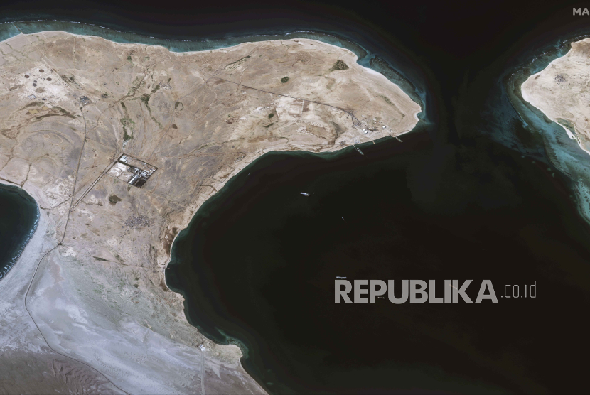 Citra satelit yang disediakan oleh Maxar Technologies menunjukkan kapal Galaxy Leader di lepas pantai As Salif, Yaman, di Laut Merah, pada Selasa, (28/12/2023). 