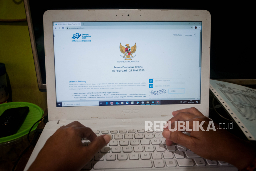 Warga mengisi kuesioner Sensus Penduduk (SP) Online 2020, (ilustrasi). Di Kota Malang masyarakat yang sudah mengisi sensu online baru 32 persen dari total populasi.