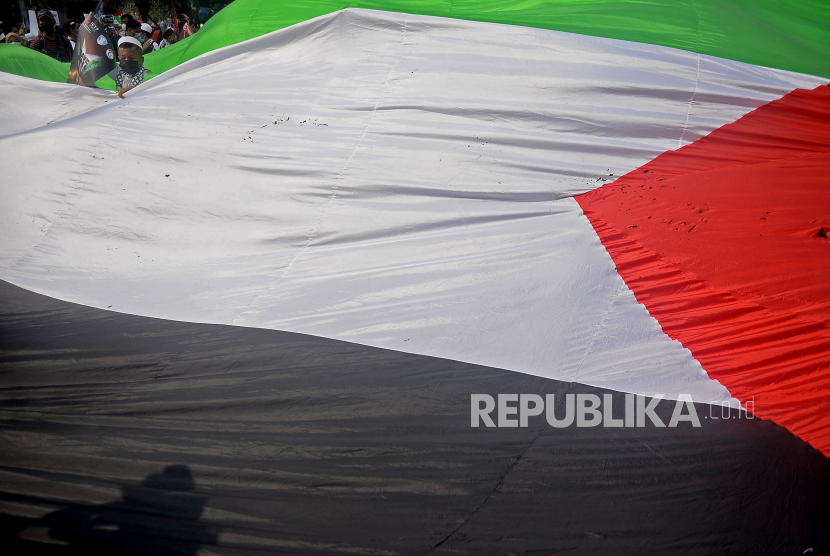 Sejumlah umat muslim mengikuti aksi solidaritas Palestina di Jakarta, Jumat (21/5).