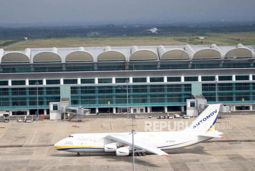 Pesawat kargo terbesar di dunia, Antonov Internasional AN124-100, berhasil mendarat dan lepas landas di Bandara Internasional Jawa Barat (BIJB) Kertajati di Kabupaten Majalengka, pada Rabu, 22 Maret 2023. 