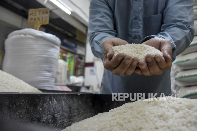 Pedagang menunjukkan beras yang dijualnya di Pasar Kosambi, Kota Bandung, Jawa Barat.
