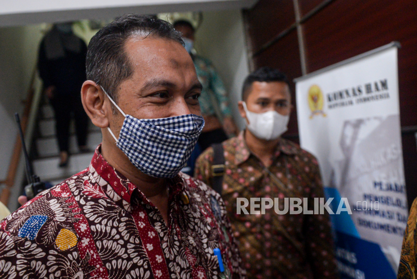 Wakil Ketua KPK Nurul Ghufron berjalan usai dimintai keterangan di Gedung Komnas HAM, Jakarta, Kamis (17/6). Komisi Pemberantasan Korupsi memenuhi panggilan Komnas HAM yang diwakili Wakil Ketua KPK Nurul Ghufron untuk dimintai keterangan terkait  dugaan pelanggaran HAM atas penyelenggaraan Tes Wawasan Kebangsaan (TWK) saat proses alih status menjadi aparatur sipil Negara. Republika/Thoudy Badai