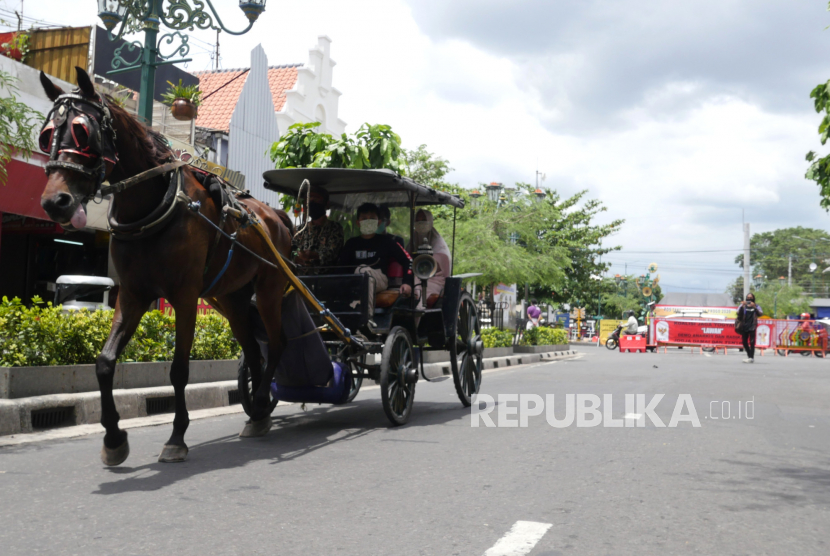 Andong membawa wisatawan di jalur pedestrian Malioboro, Yogyakarta